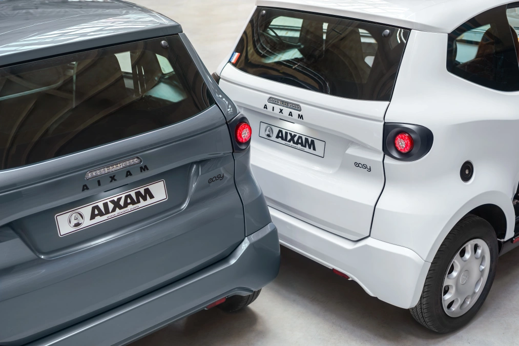 Aixam sans permis blanche vue de face, en location chez Carprotek à Roanne